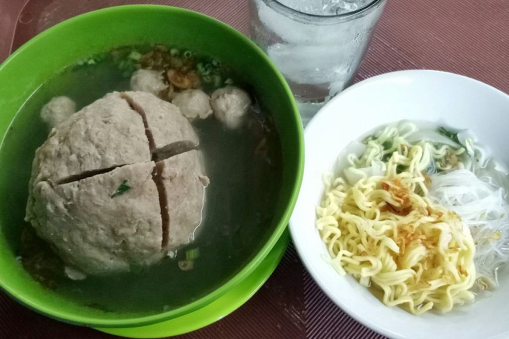 Rasanya Beranak di Jalan Tidar: Bakso yang Membuat Hati Tenang